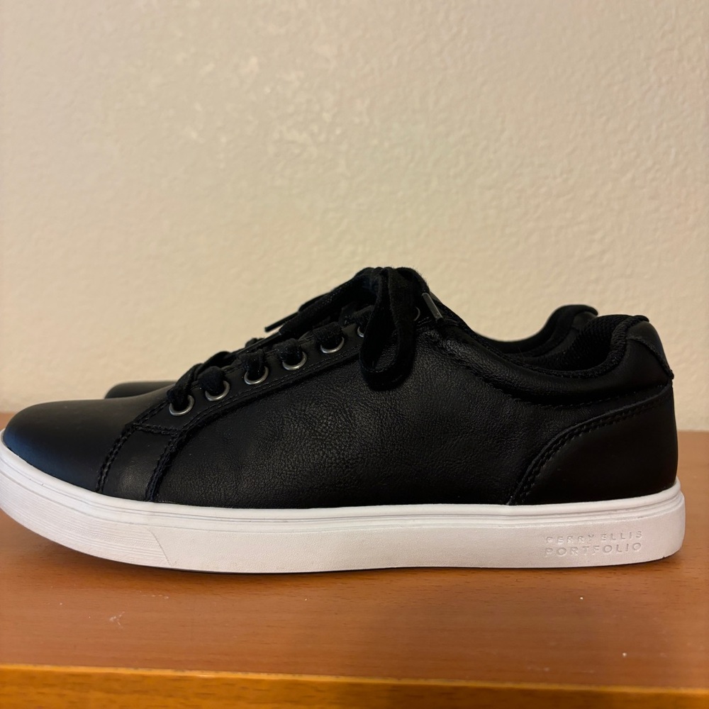 Perry Ellis Vincent Sneaker Size 8.5 Gently Used